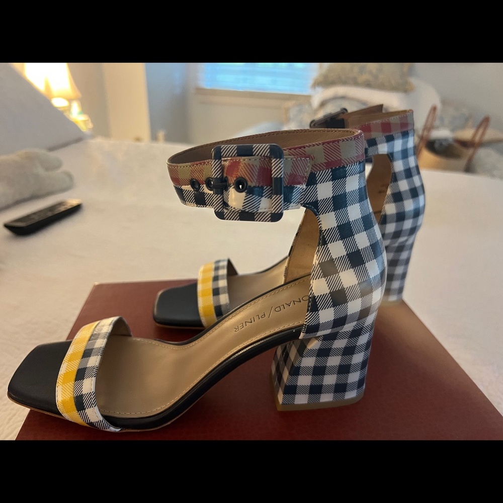 Donald J. Pliner RESORT Gingham Heeled Ankle Strap Sandal, New In Box Size 8 - Picture 3 of 6